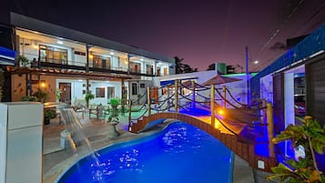 Una piscina al aire libre