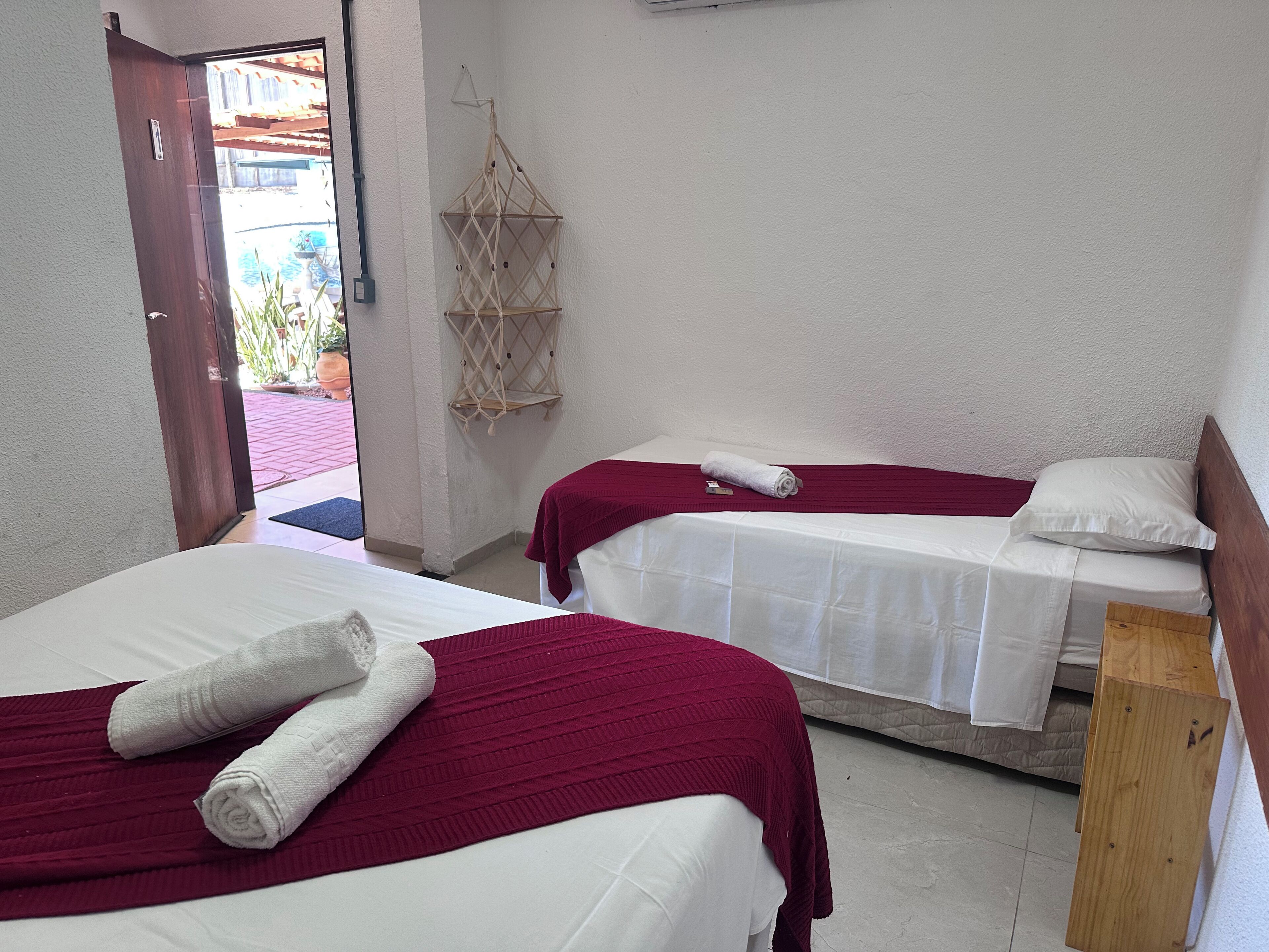 クラシック 4 人部屋 | 遮光カーテン、WiFi (無料)、ベッドシーツ