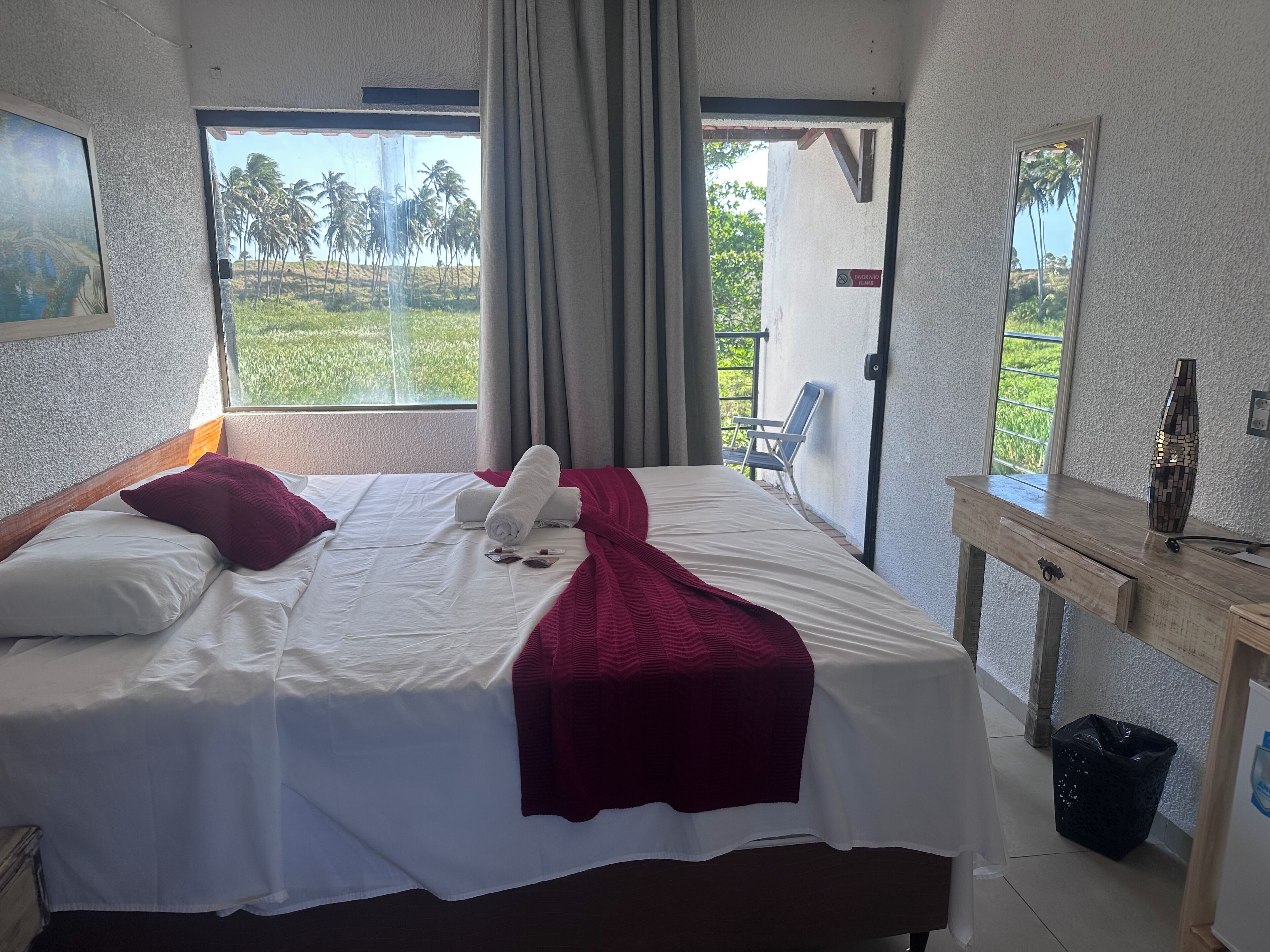 デラックス ダブルルーム | 遮光カーテン、WiFi (無料)、ベッドシーツ