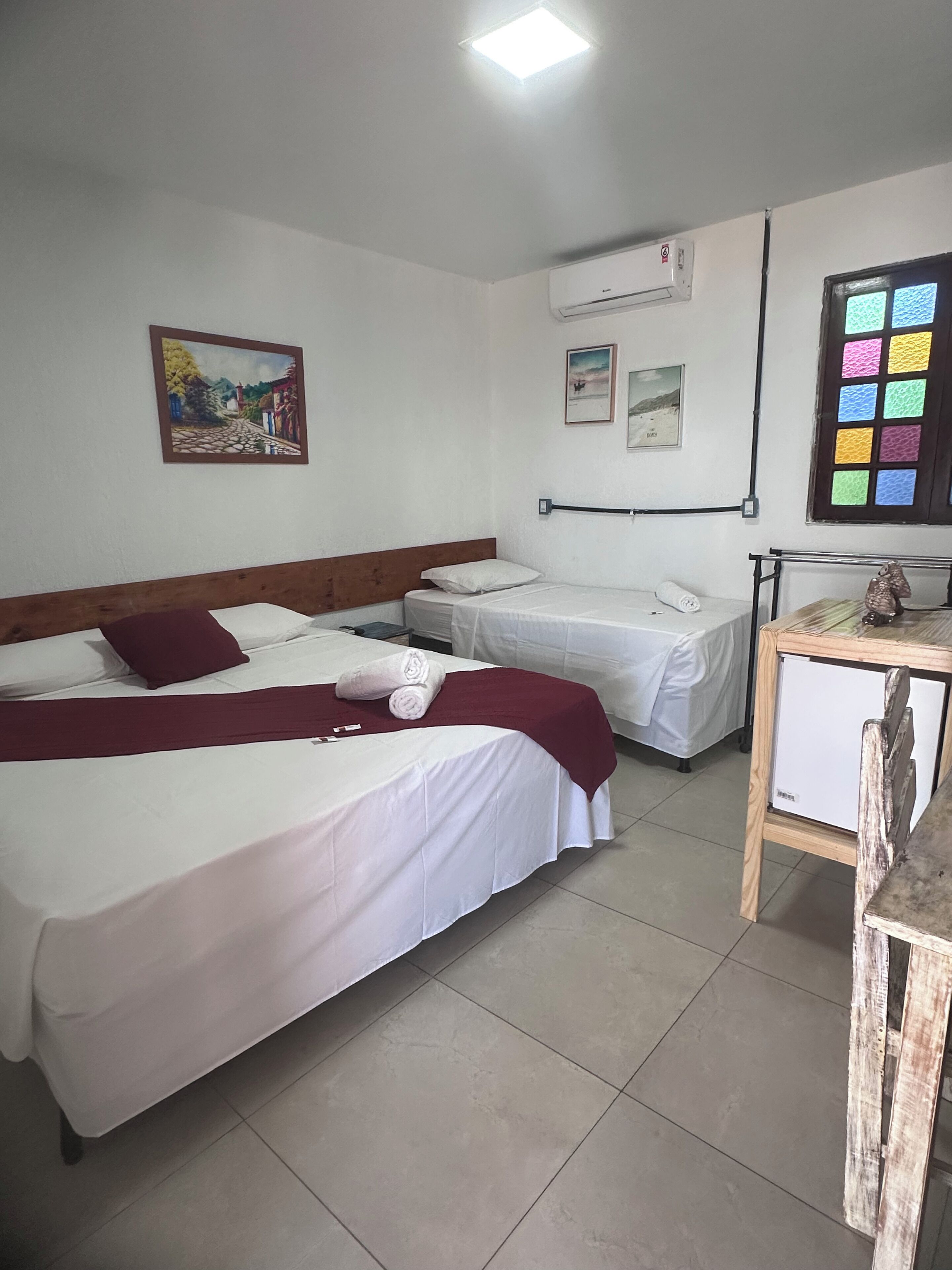 クラシック トリプルルーム | 遮光カーテン、WiFi (無料)、ベッドシーツ