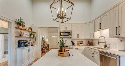 Modern Farmhouse 5 miles to Blue Oval!