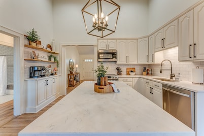 Modern Farmhouse 5 miles to Blue Oval!