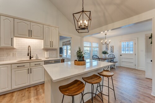 Modern Farmhouse 5 miles to Blue Oval!