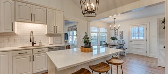 Modern Farmhouse 5 miles to Blue Oval!