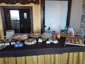 Free daily buffet breakfast - azienda agrituristica Finagliosu (Sassari)