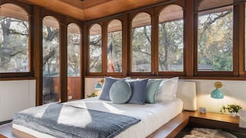 3 bedrooms, desk, WiFi, bed sheets