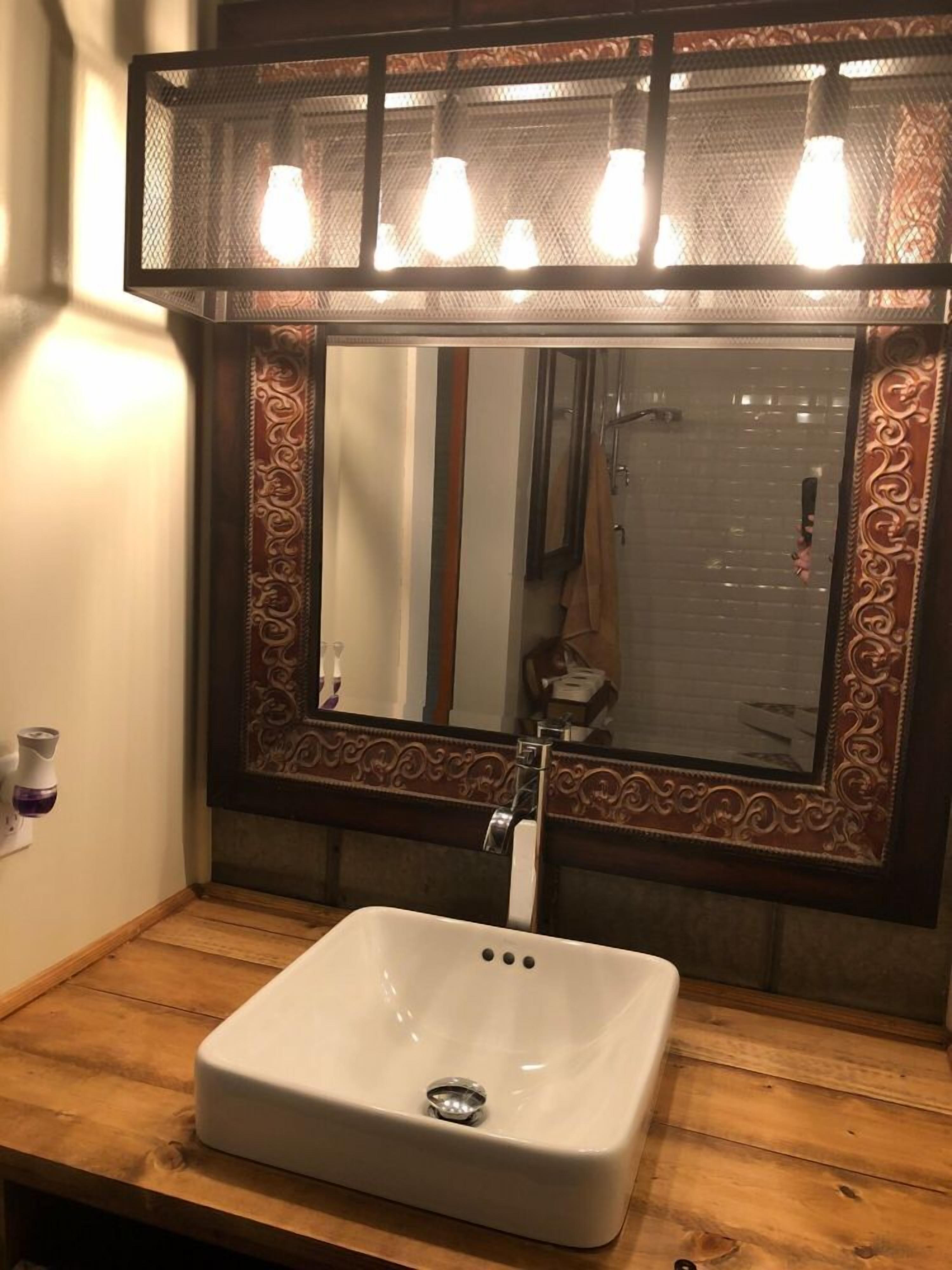 Regadera, secadora de cabello, toallas 