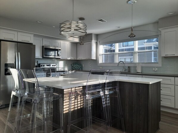 Réfrigérateur, micro-ondes, four, plaque de cuisson