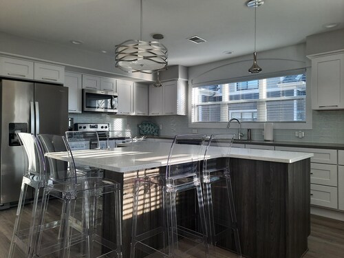 Spacious 3 Room Condo Near Michigan's Piers and Waterways