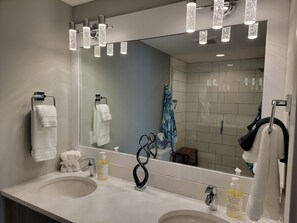 Dusche, Handtücher, Toilettenpapier
