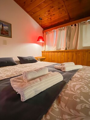 Desk, laptop workspace, blackout drapes, iron/ironing board - Hosteria Suiza (San Carlos de Bariloche)
