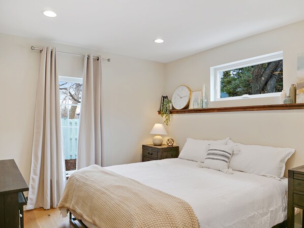 1 chambre, bureau, fer et planche à repasser, lit de bébé portatif