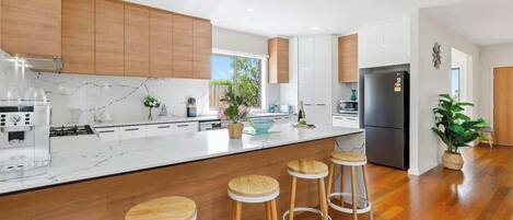 Frigorifero, microonde, forno, piano cottura