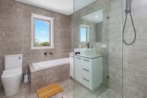 Baignoire, sèche-cheveux, serviettes fournies, shampoing