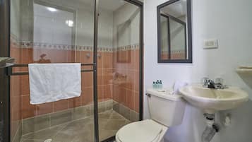 Chuveiro, chuveiro com efeito de chuva, produtos de toalete grátis