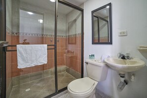 Shower, rainfall showerhead, free toiletries, hair dryer - Farum Hotels (Medellín)
