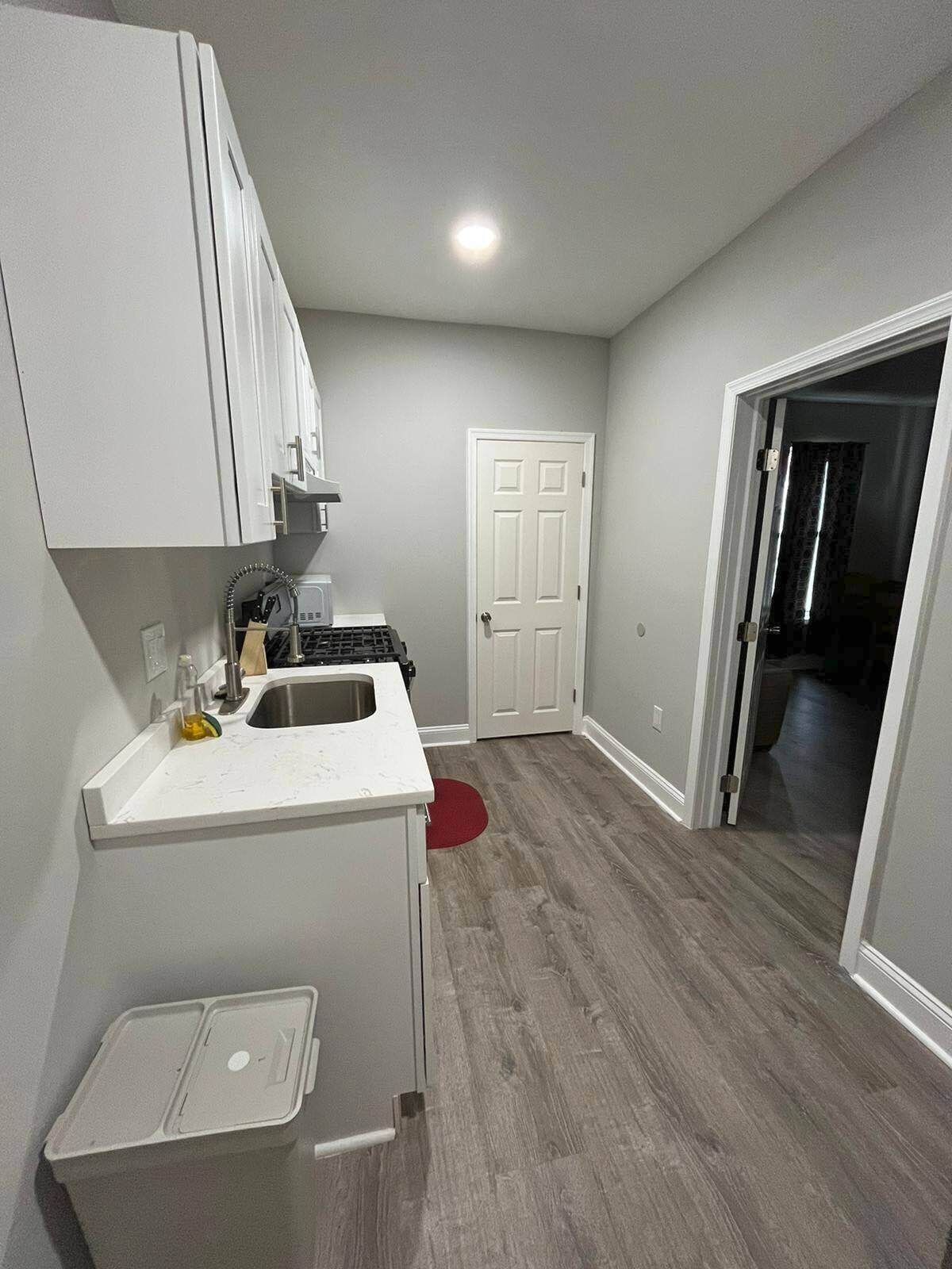 7 Mins from Downtown | Cute 1 BDRM Apartment