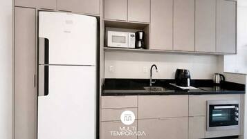 Ap Pé na Areia c/ Piscina nos Ingleses - FLN/SC | Private kitchen | Fridge, toaster oven, cookware/dishes/utensils, freezer