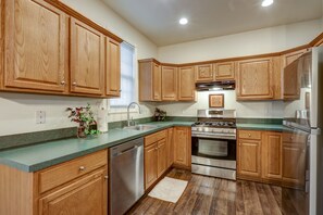 Fridge, microwave, oven, stovetop - Guesthouse West Lawn, Wyomissing, Sinking Spring 1 (West Lawn)