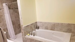 Combined shower/tub, jetted tub, hair dryer, towels - Close to Fort Eisenhower & Augusta Golf Course (Hephzibah)