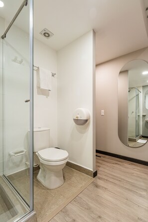 Quarto solteiro standard | Banheiro | Chuveiro, toalhas de banho