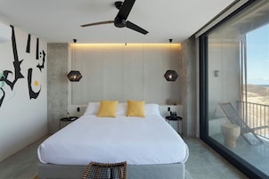 Minibar, caja de seguridad en la habitación, wifi gratis y ropa de cama 