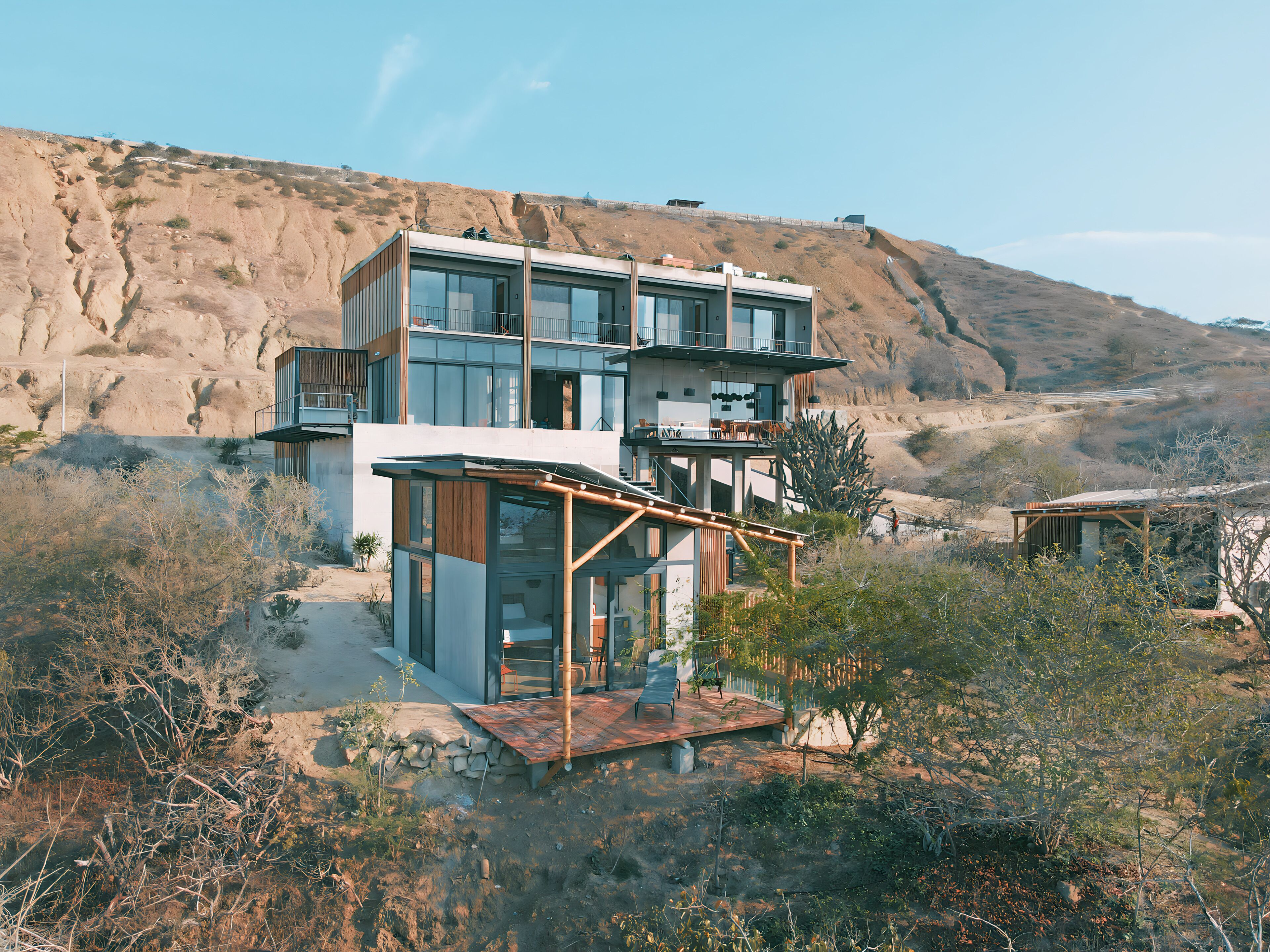 Vista frontal de la propiedad