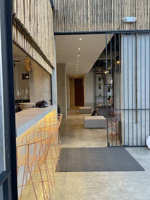 32-inch TV with cable channels - Eolia Sustainable Design Hotel (Manta)