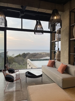 32-inch TV with cable channels - Eolia Sustainable Design Hotel (Manta)