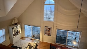Een ruime loft met hoge plafonds, grote ramen en een gezellige zithoek.