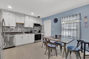 ثلاجة، ميكروويف، فرن، موقد طهي مسطح