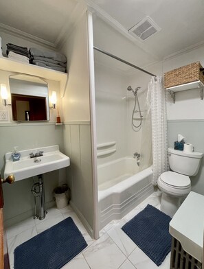 Ensemble douche/baignoire, sèche-cheveux, serviettes fournies, savon