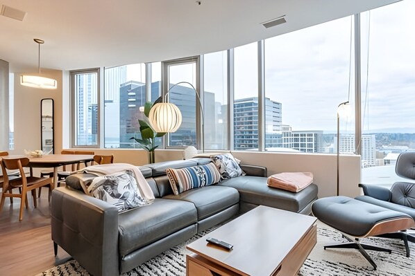 Smart TV, ping pong - 2BR Penthouse | Gym | Bellevue | Sophari Towers E (Bellevue)