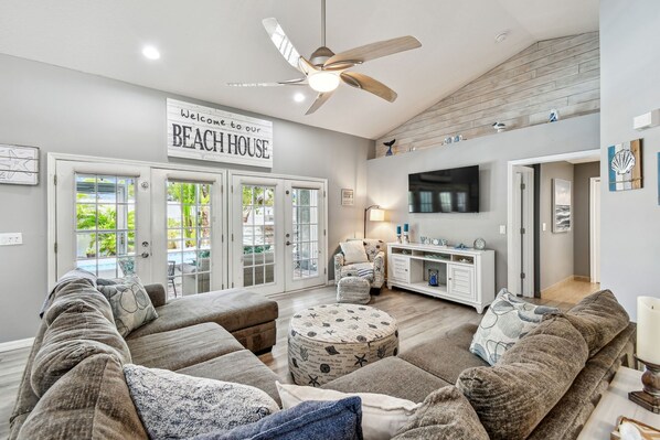 Smart TV - Tropical 4 Bed Pool Home Min to Beaches! Available Now (Largo)