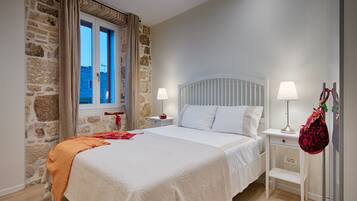 5 bedrooms, iron/ironing board, WiFi, bed sheets