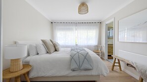 4 bedrooms, iron/ironing board, free WiFi, bed sheets - Coast House Mollymook (Mollymook Beach)