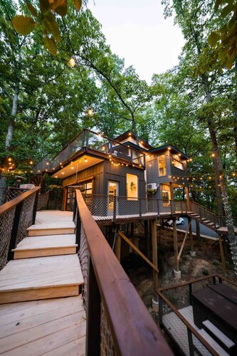 Skywalk Treehouse: 4 Treehouses Linked by Bridges