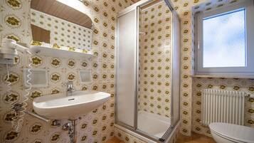 Douche, serviettes fournies