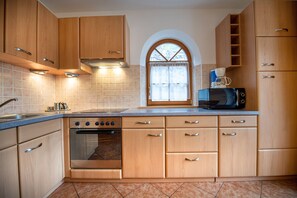 Kühlschrank, Mikrowelle, Ofen, Wasserkocher mit Kaffee-/Teezubehör