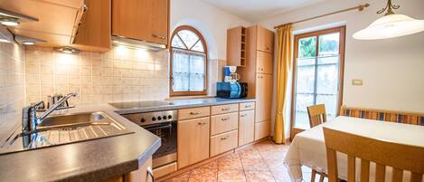 Kühlschrank, Mikrowelle, Ofen, Wasserkocher mit Kaffee-/Teezubehör