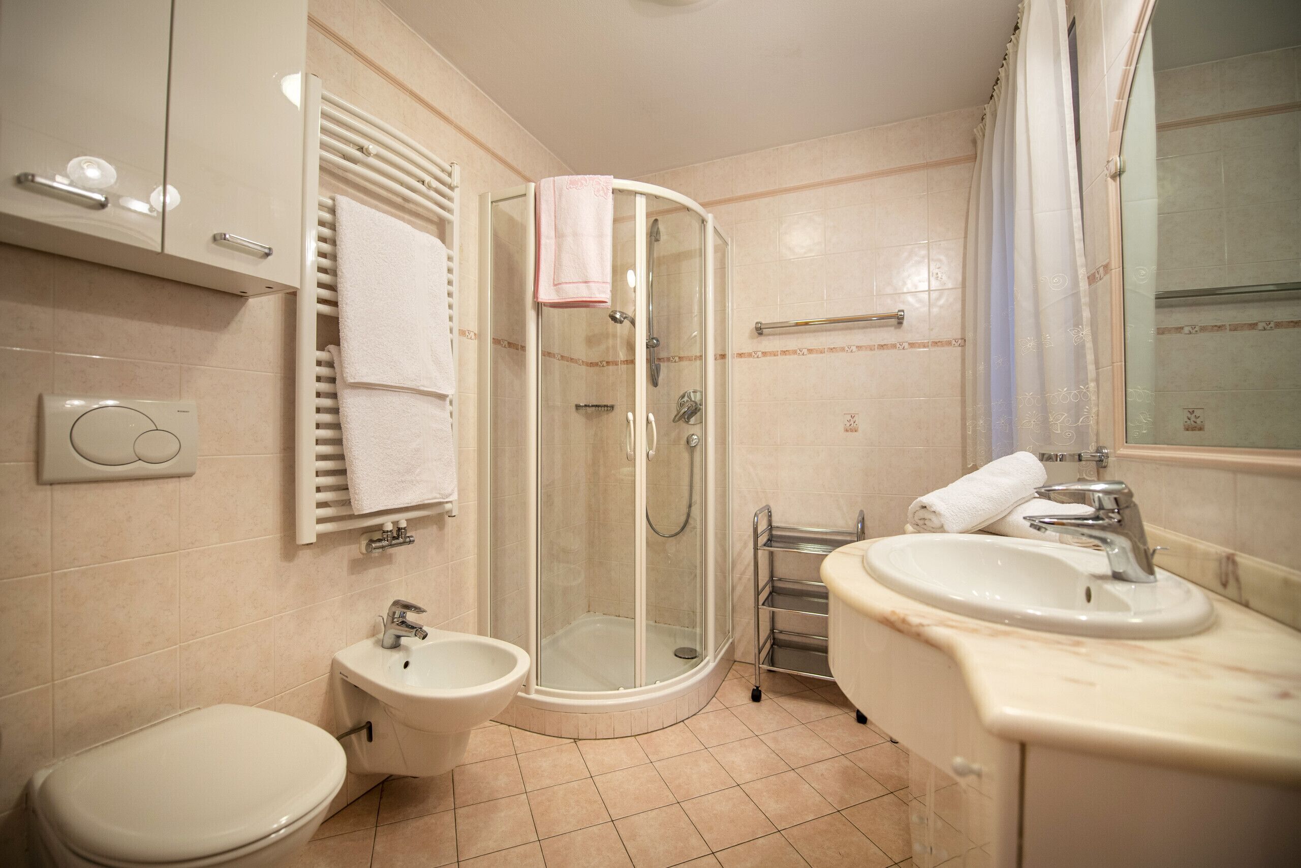 Bathtub, towels