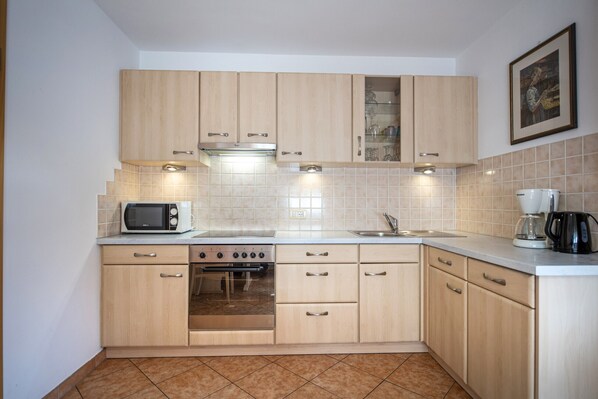 Kühlschrank, Mikrowelle, Ofen, Wasserkocher mit Kaffee-/Teezubehör