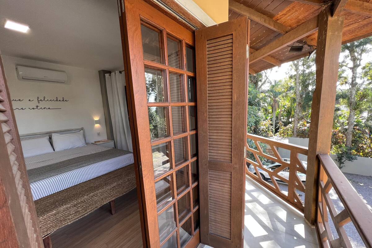 Une chambre avec un lit, une fenêtre et une vue sur l’extérieur.