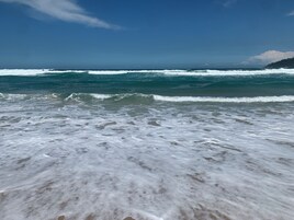 Una spiaggia nelle vicinanze, sabbia bianca