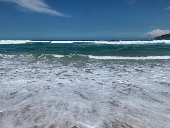 Nær stranden og hvit sand