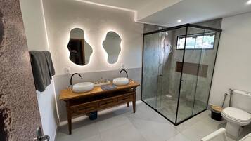 Studio | Badkamer | Een douche, handdoeken
