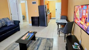 Smart TV - Lovely 2-Bedroom Apartment, Shared Outdoor Pool, 10 minutes walk to downtown  (Roseau)