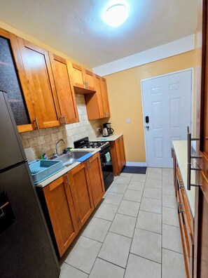 Køleskab, mikrobølgeovn, ovn, kogeplade