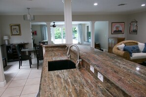 Dining - Lovely Home in Victoria Park with Private Heated Pool, 3 minutes from the beach! (Fort Lauderdale)