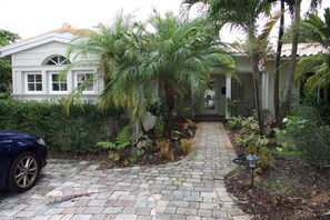 Property grounds - Lovely Home in Victoria Park with Private Heated Pool, 3 minutes from the beach! (Fort Lauderdale)